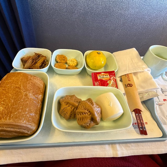 関西空港を出発してすぐに出された、山東航空ビジネスクラスの軽食／どこにでも行くドスコイ（@nihongode_dozo）さん提供