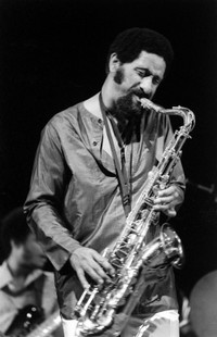 サックスを演奏するソニー・ロリンズさん＝1977年年6月19日、新宿・厚生年金ホール （提供・共同通信）