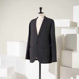 テーラードスーツの仕様を採り入れた程よいドレス感で差をつけるこの春、手に入れたい旬のノーカラージャケット【アンフィーロ】