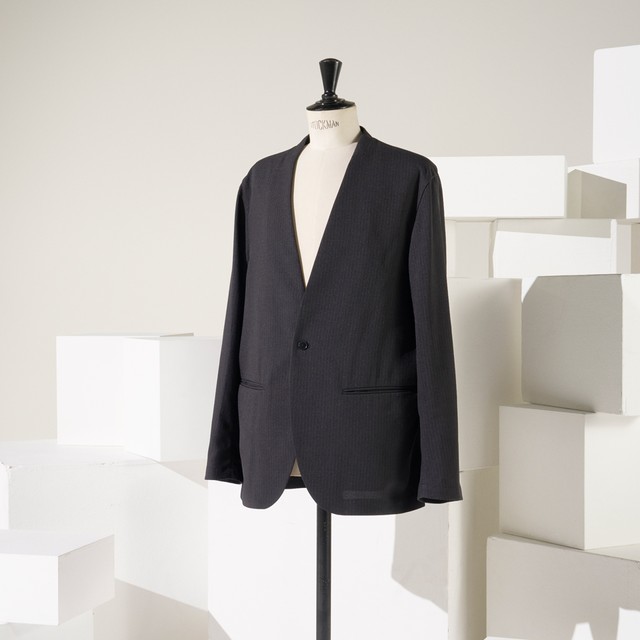 テーラードスーツの仕様を採り入れた程よいドレス感で差をつける<br>この春、手に入れたい旬のノーカラージャケット【アンフィーロ】