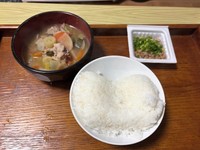 具だくさんの豚汁とご飯、納豆の“1人飯”／投稿主さん（@yakyubaka188）提供