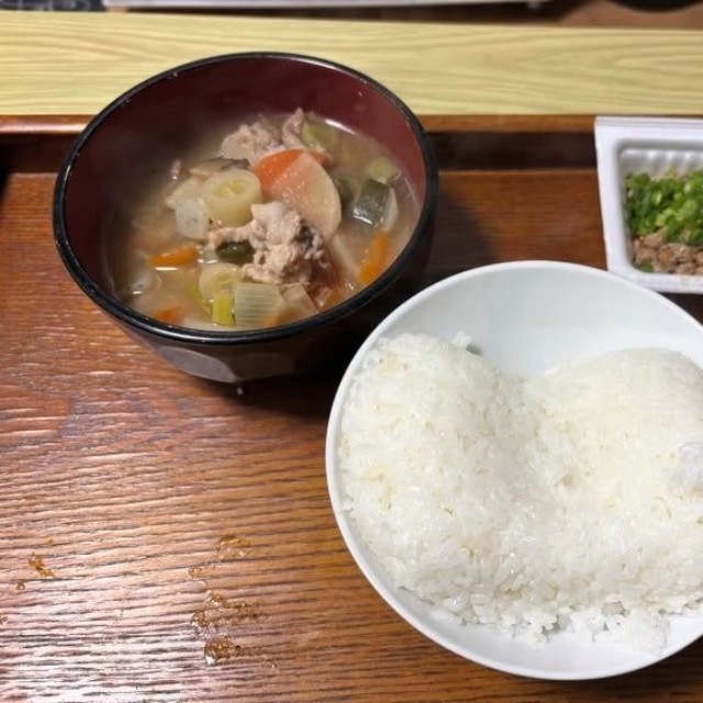 具だくさんの豚汁とご飯、納豆の“1人飯”／投稿主さん（@yakyubaka188）提供
