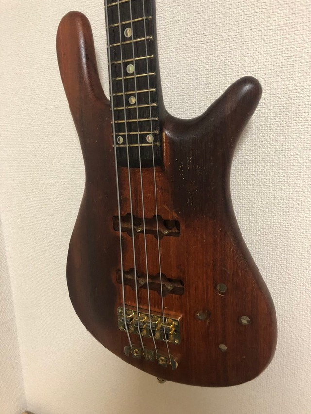 ナットを製作し、弦を張った状態。演奏に向けた調整が進められた／Yuxiさん（@synchronicnotes）提供