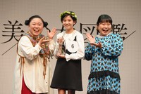 ニッチェの江上敬子（左）と近藤くみこ（右）に祝福されるグランプリの佐々木満音