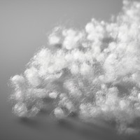 最新テクノロジーで髪の毛の約1_5の細さを含む中空繊維で作られた高機能中綿「パフテック」。水分や湿気に強く、軽くて暖かい。_髪の毛の太さを0.08mmとし、ポリエステル繊維と比較。（提供写真）