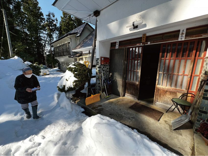 伊藤フキさんにお弁当を届ける矢部純子さん＝新潟県阿賀町