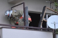 火事があった林家ぺーさんの自宅を実況見分する消防隊員