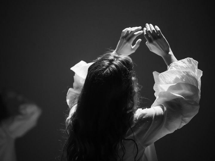 痛みは、舞台の上で力に変わる。　Actress of the tragedy theater in the spotlight［original photo：alipko – stock.adobe.com］