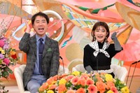MCの藤井隆（左）と井上咲楽（右）©ABC