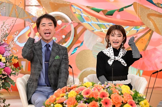 MCの藤井隆（左）と井上咲楽（右）©ABC