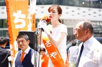東京・銀座で第一声をあげた参政党・さや氏（中央）。左は神谷宗幣代表、右は田母神俊雄氏