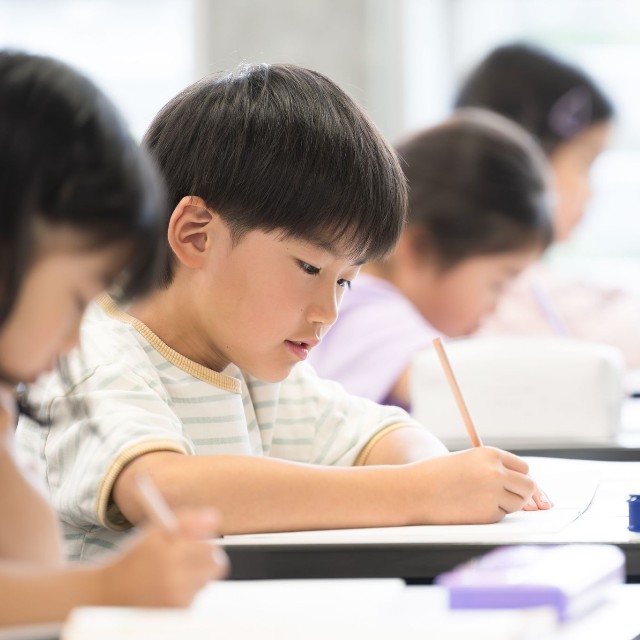 小学校の授業風景 ※画像はイメージです（kapinon/stock.adobe.com）