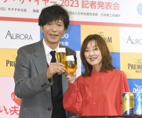 「いい夫婦パートナー・オブ・ザ・イヤー2023」受賞した田辺誠一（左）、大塚寧々夫妻