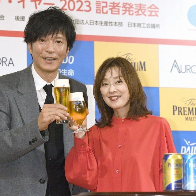 「いい夫婦パートナー・オブ・ザ・イヤー2023」受賞した田辺誠一（左）、大塚寧々夫妻