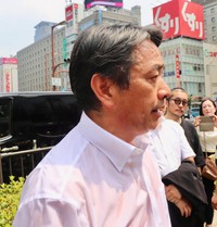 国民民主党・榛葉賀津也幹事長は応援演説後、汗びっしょり＝大阪市内