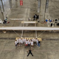 世界最大の紙飛行機がギネス記録を達成