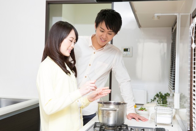 みなさんのご家庭では夕食はどちらが作りますか？　※画像はイメージです（Paylessimages/stock.adobe.com）