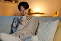 なぜ深夜にポチってしまうのか…　※画像はイメージです（aijiro/stock.adobe.com）