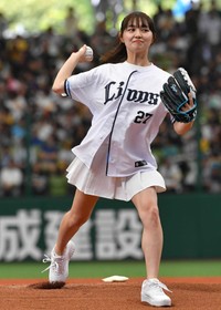始球式を務める細川愛倫＝2024年