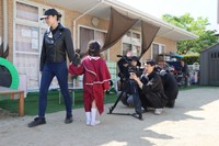 終盤シーンを撮影する大西監督＝４月下旬、岡山市内