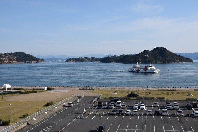 会場の宇野港第１突堤。現代アートで有名な香川県直島などへフェリーが発着し、港周辺には瀬戸内国際芸術祭の作品が点在する