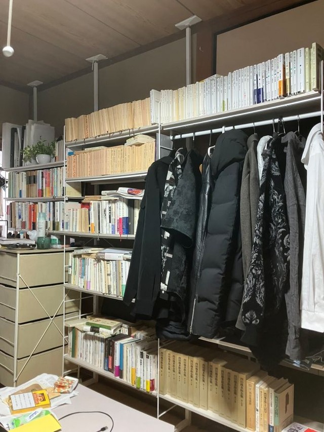 unlightenmentさんが住んでいるお寺の一室。壁際には本がぎっしり。 ※unlightenmentさん提供