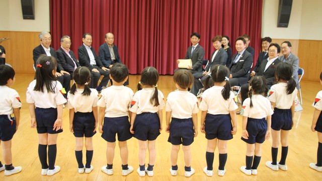 内山下幼稚園に寄付金贈呈　21日