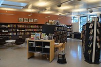 ハルデン刑務所の図書室。ＤＶＤや本が整然と並んでいる