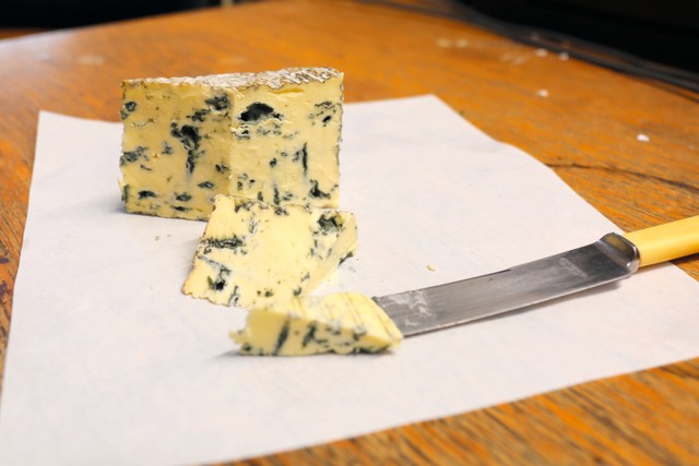 「ハーティントン・クリーマリー」特製のブルーチーズ。製法が違うのでスティルトンチーズではなく、より柔らかい=2021年3月3日、英中部ダービーシャー、和気真也撮影
