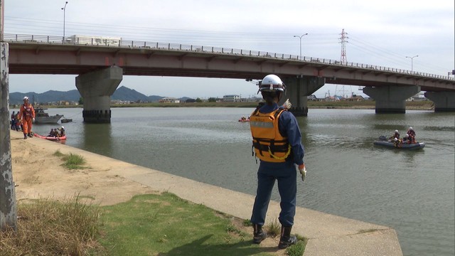 水害や水難事故を想定　消防署と警察署が合同で救助訓練　岡山