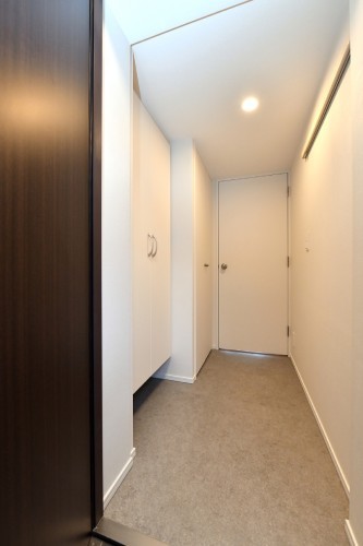 玄関から部屋に向かう廊下も広くつくられていて中扉付き。宅配便などの方を怖がって猫たちが外に飛び出すことがないよう、また飼い主さんがお出かけする際にコロコロで毛をとって出かけられるよう、猫との暮らしを考慮したスペースがあるのです