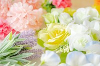 100円ショップで見つけた造花を並べ、色味や大きさを確認していった／イメージ