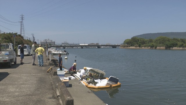 係留中の小型船が半分沈没　油が600m流出　香川