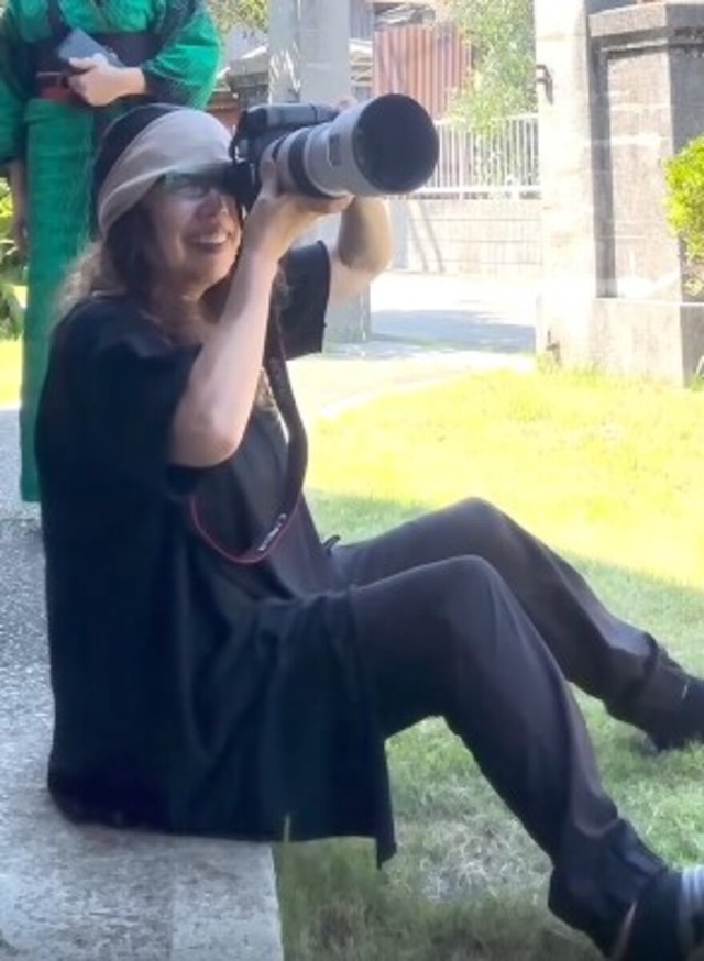 フォトグラファーとして活動するMICHIKOさん。被写体も自然と笑顔に／MICHIKOさん（@webmadamfit）提供