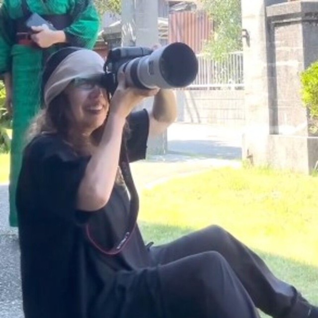 フォトグラファーとして活動するMICHIKOさん。被写体も自然と笑顔に／MICHIKOさん（@webmadamfit）提供