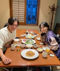 コ・ソヨンインスタグラム（kosoyoung_official）より 夫チャン・ドンゴンとの仲睦まじい2ショット