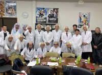 アイデアマンの田村社長が主催する勉強会「おもしろアイデア研究所」。参加者全員がこのユニークな恰好をトリガーにして、とにかくおもしろいアイデアを出していく