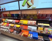 選びやすく手に取りやすい陳列。移動販売車を1台増やすごとにレジや設備の配置を工夫し設計している