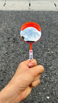 このアイデアはなかった？カーブミラー型の手鏡（平松さん提供）
