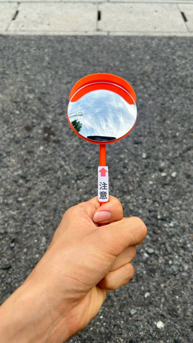 このアイデアはなかった？カーブミラー型の手鏡（平松さん提供）
