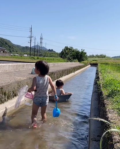 昭和にタイムスリップしたような後ろ姿（提供：＠kominka_yamaneさん）
