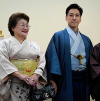 （左から）和泉節子さん、和泉元彌＝2015年