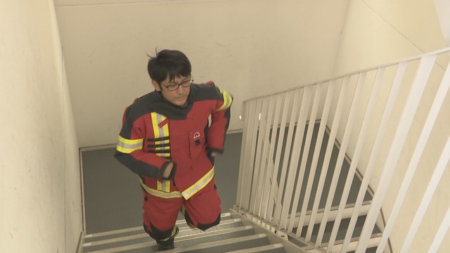 「暑熱順化」訓練に参加するKSBの宮川周三アナウンサー