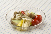 食感も楽しい「きのこのカラフルピクルス」（提供：ホクト）