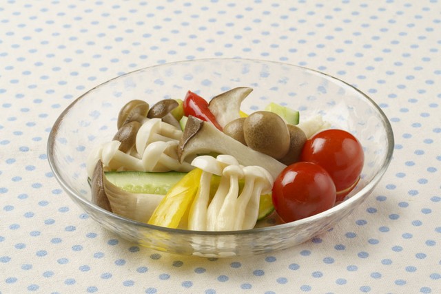 食感も楽しい「きのこのカラフルピクルス」（提供：ホクト）