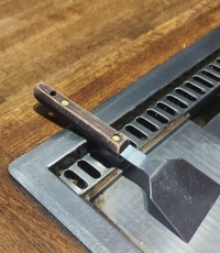 鉄板テーブルの排気口付近にヘラを置いた例／広島お好み焼 ちんちくりん【公式】さん（@chinchikurink2s）