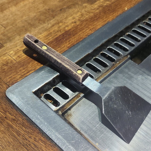 鉄板テーブルの排気口付近にヘラを置いた例／広島お好み焼 ちんちくりん【公式】さん（@chinchikurink2s）