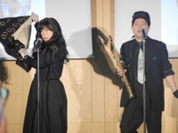 「千住あるある」をバービーボーイズになりきり披露する椿鬼奴（左）とレイザーラモンＲＧ＝東京・東京電機大学