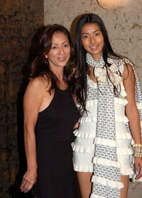 松原千明さんとすみれ=2008年