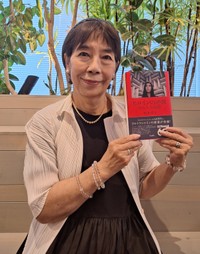 著書「ヒロインの追憶 ウルトラの絆」を手にする女優・桜井浩子＝都内